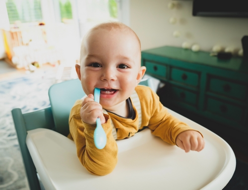 Les premiers repas de bébé