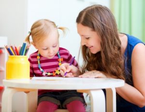 Nounou ou baby-sitter : comment trouver la perle rare?